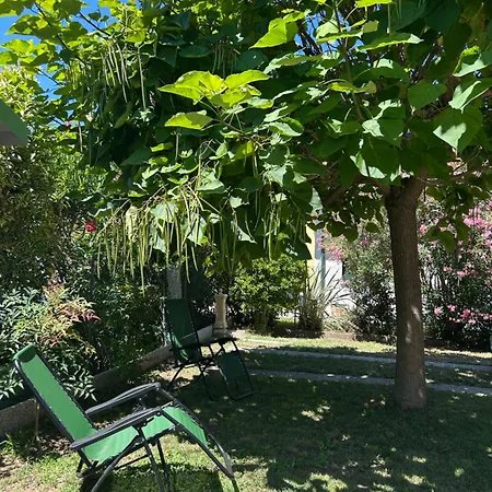 Villa Bifamiliare Per Famiglie Con Giardino. *